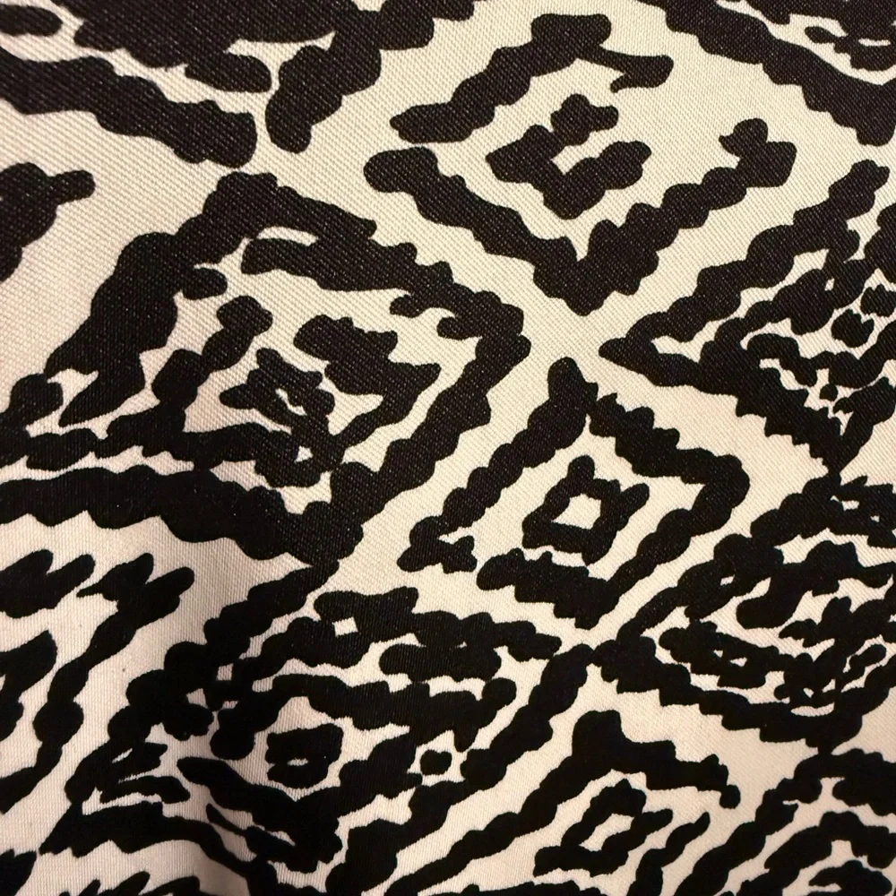Dressbarn Monochrome Patterned Top - Picture 4 of 5